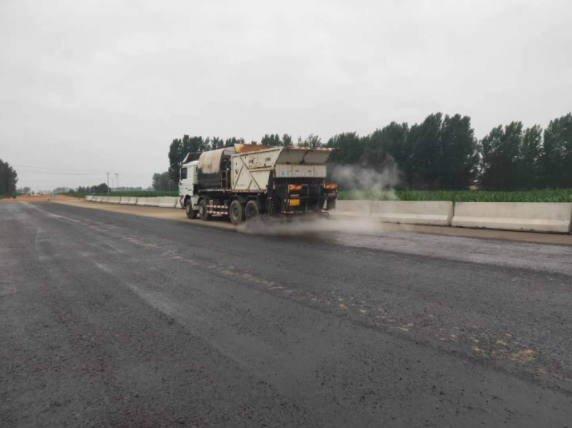 祝賀我司平頂山外環(huán)項目透層、稀漿封層試驗段完成