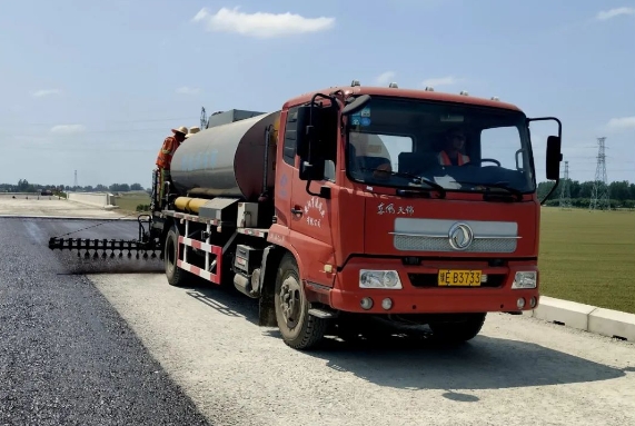 許信高速透層、封層和瀝青下面層試驗(yàn)段攤鋪圓 滿成功